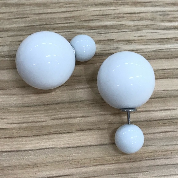 🌟new🌟 white double sided ball stud earrings - Picture 3 of 5